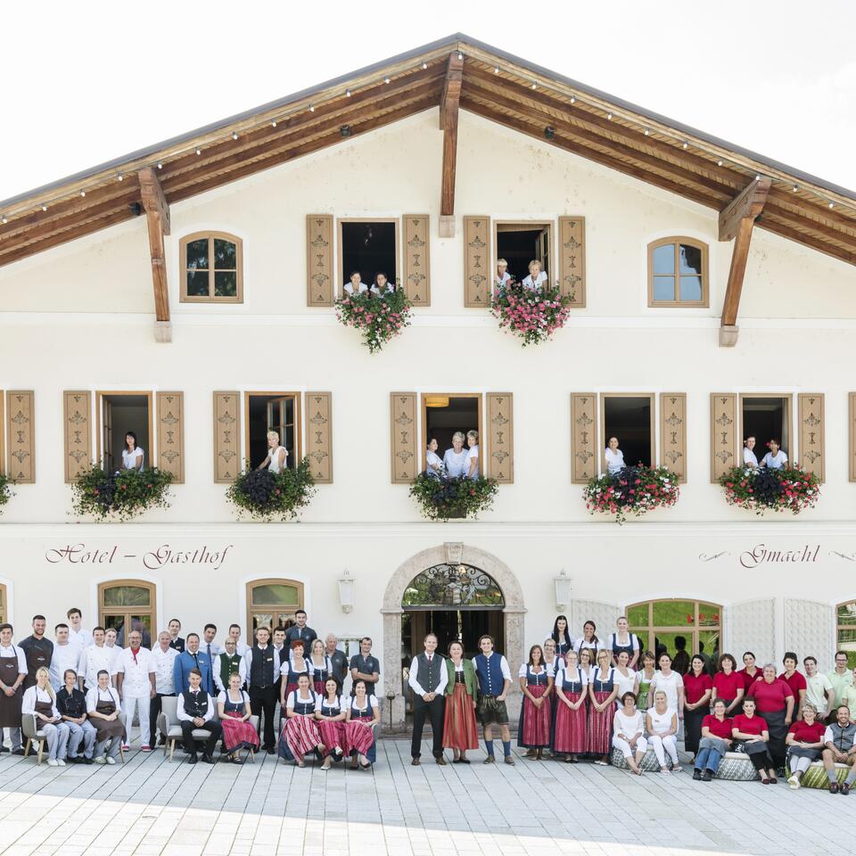 Hotel Gasthof Gmachl mit Personal vor dem Gebäude