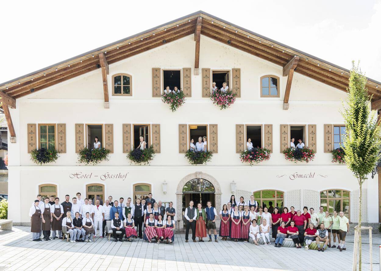 Hotel Gasthof Gmachl mit Personal vor dem Gebäude