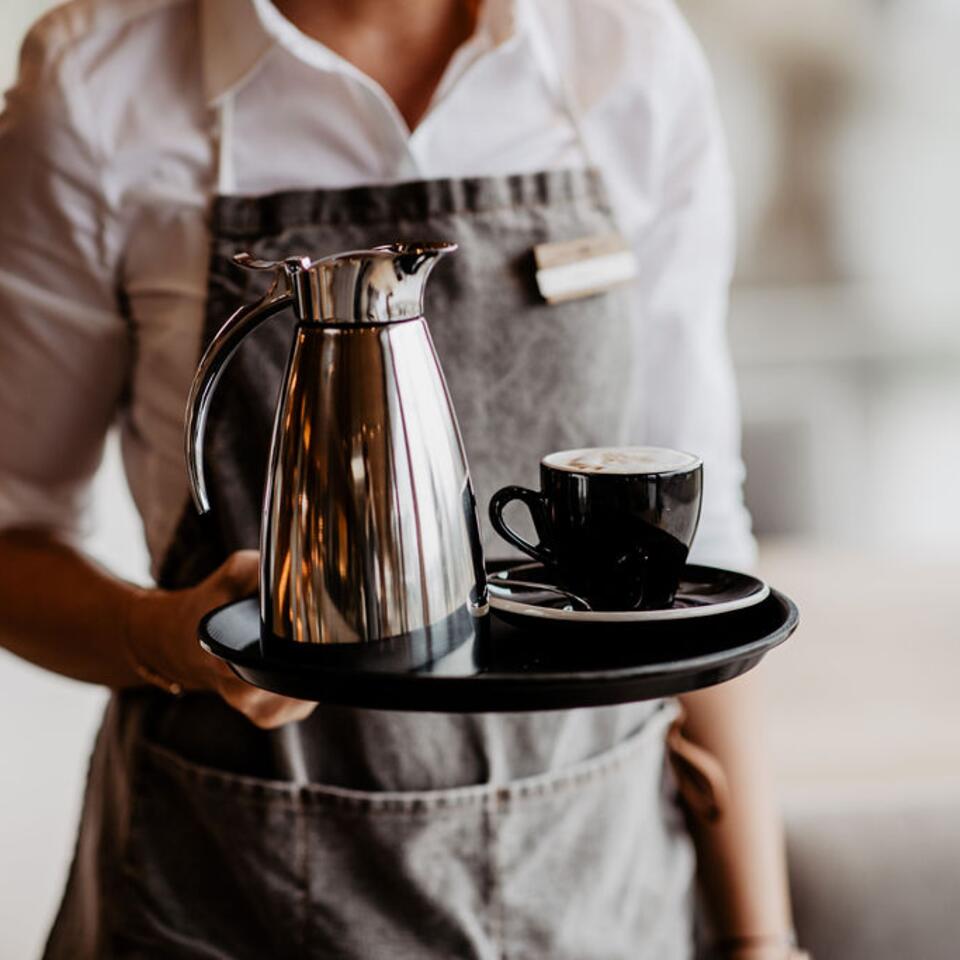 Kellnerin mit Tablet und Kaffeekanne | Wellnesshotel Gmachl, Österreich