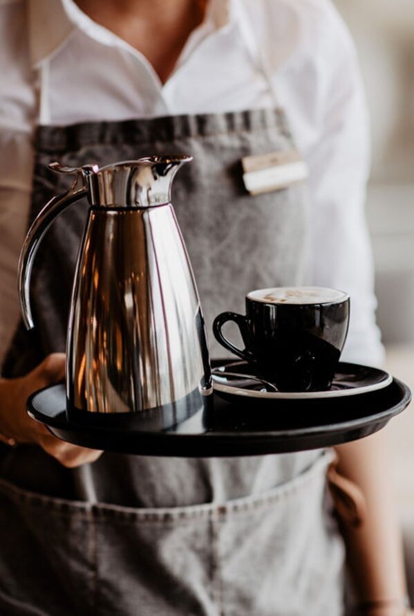 Kellnerin mit Tablet und Kaffeekanne | Wellnesshotel Gmachl, Österreich