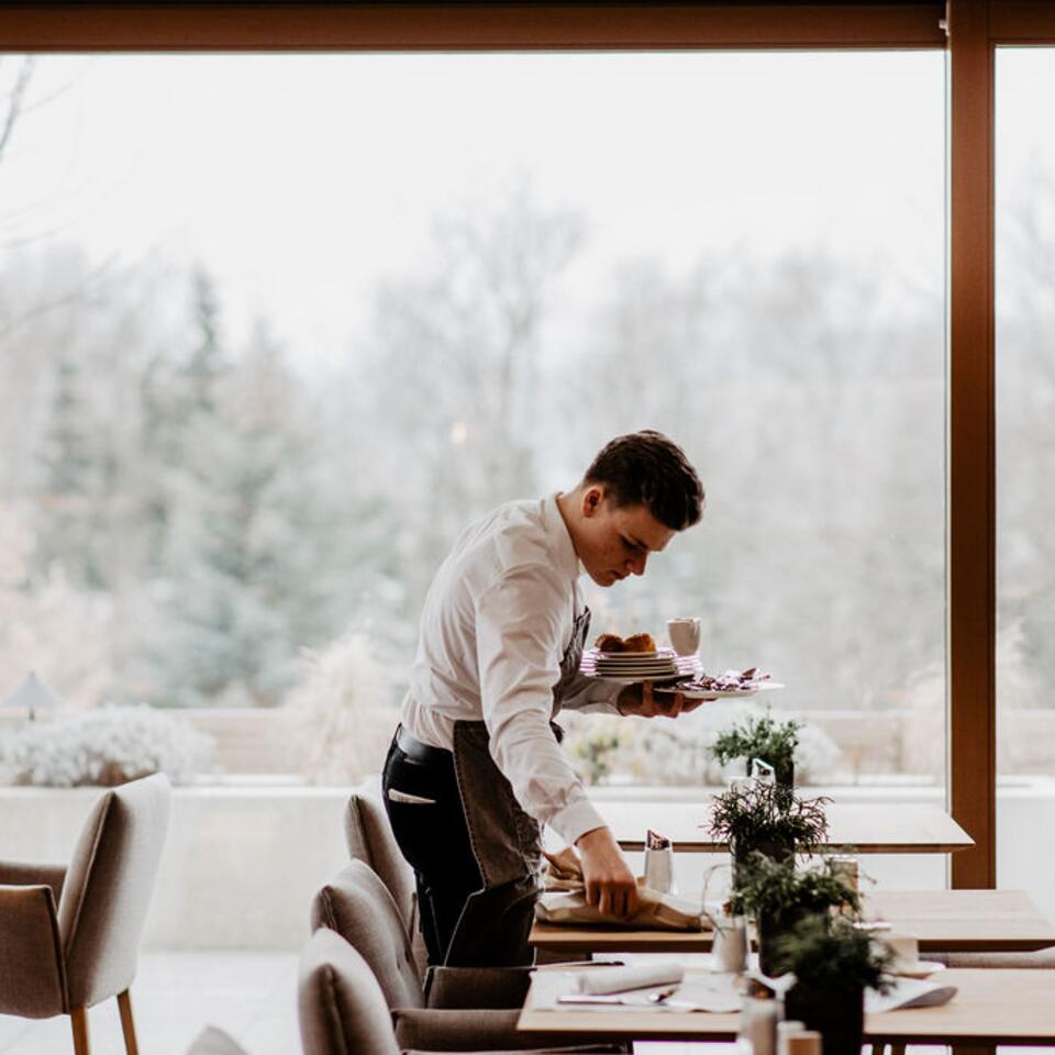 Kellner beim Tischdecken | Wellnesshotel Gmachl, Österreich