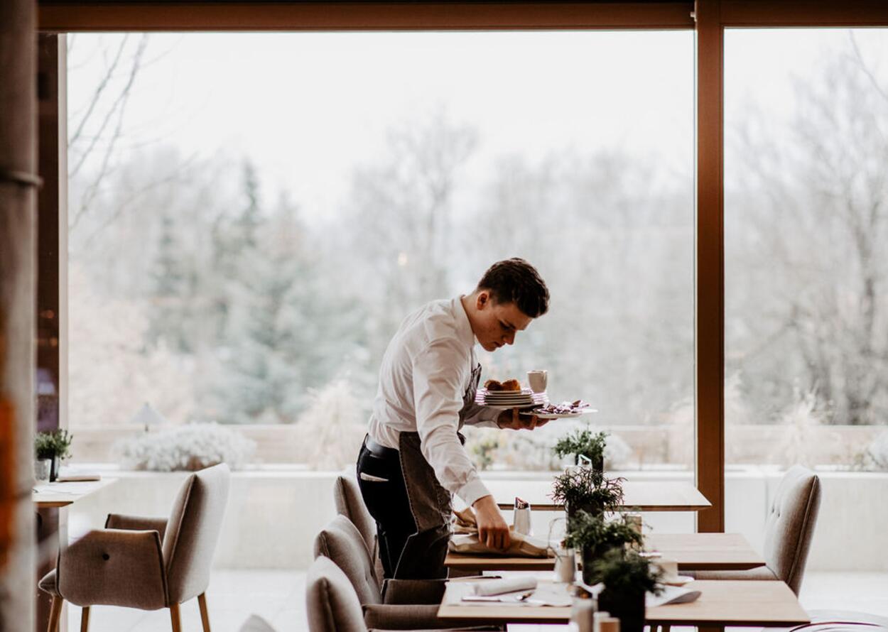 Kellner beim Tischdecken | Wellnesshotel Gmachl, Österreich