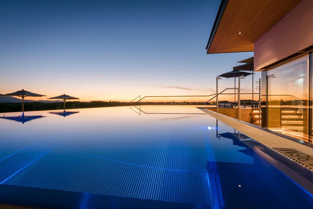 Outdoorpool at Night | Wellnesshotel Gmachl