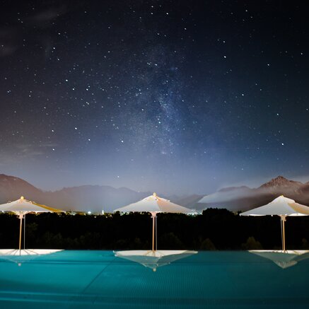 Poolanlage bei Nacht | Wellnesshotel Gmachl, Österreich