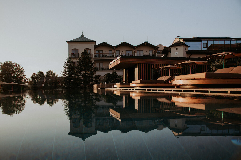 Outdoorpool Sonnenuntergang | Wellnesshotel Gmachl
