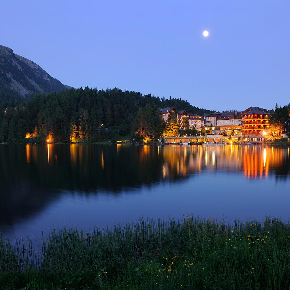  See bei Nacht mit Hotel im Hintergrund | Wellnesshotel Hochschober, Österreich