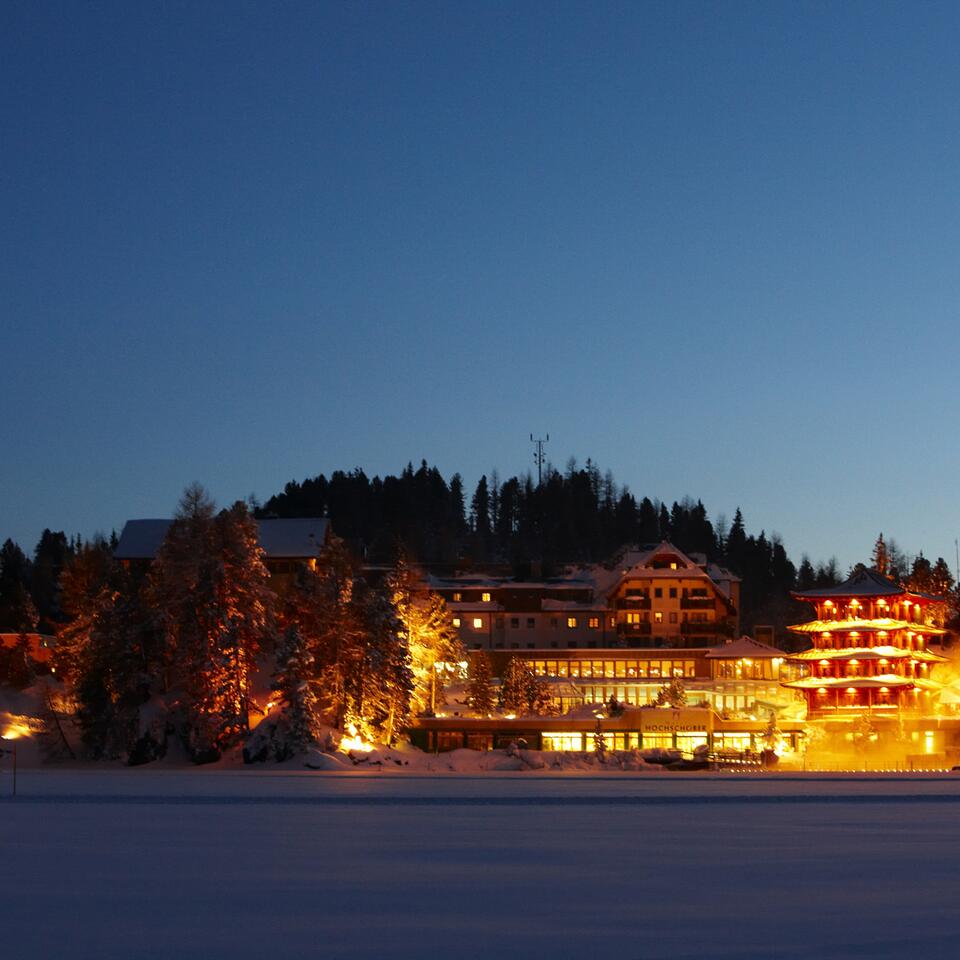 Verschneite Landschaft mit Hotel im Hintergrund | Wellnesshotel Hochschober, Österreich