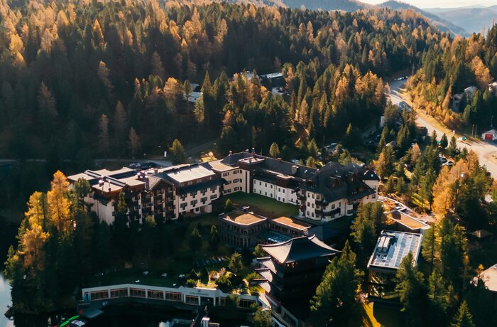 Hotelanlage eingebettet in herbstliche Natur.