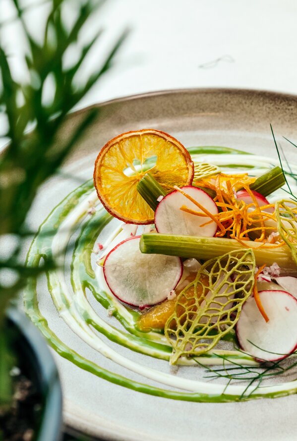 Bunter Gourmet-Salat mit Radieschen und Orangen
