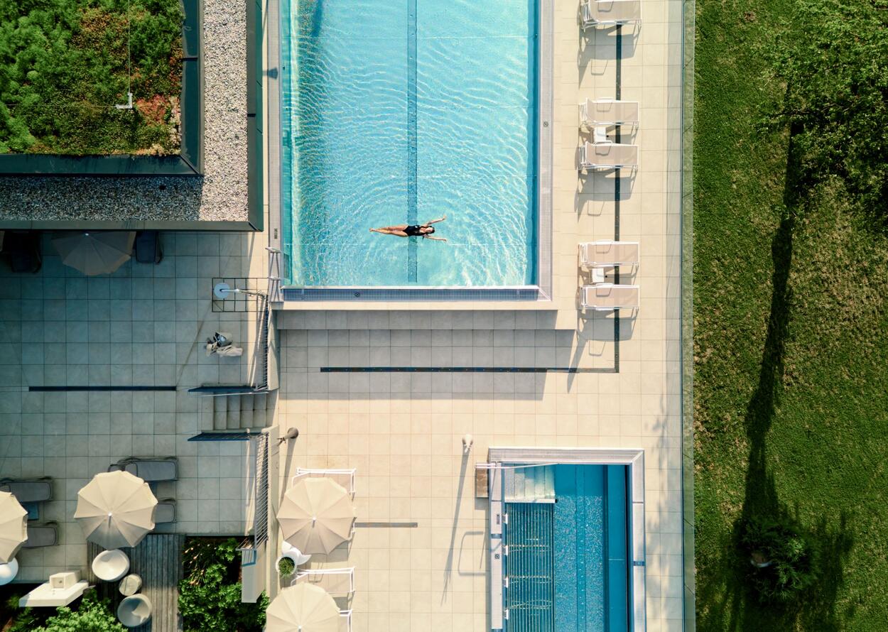 Wellnessbereich mit Infinity Pool 
