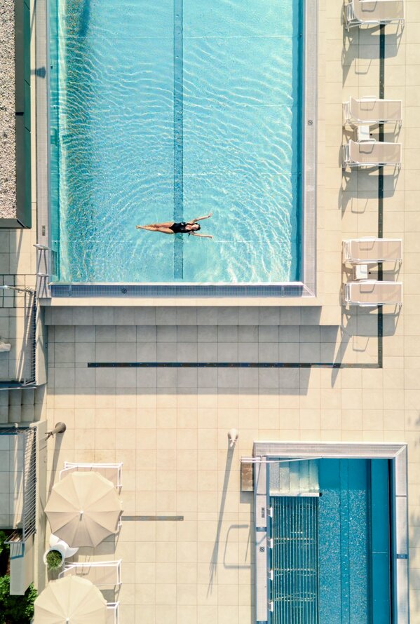 Wellnessbereich mit Infinity Pool 