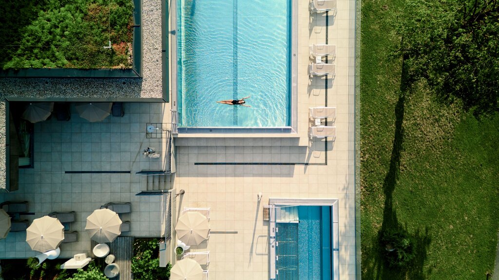 Wellnessbereich mit Infinity Pool 
