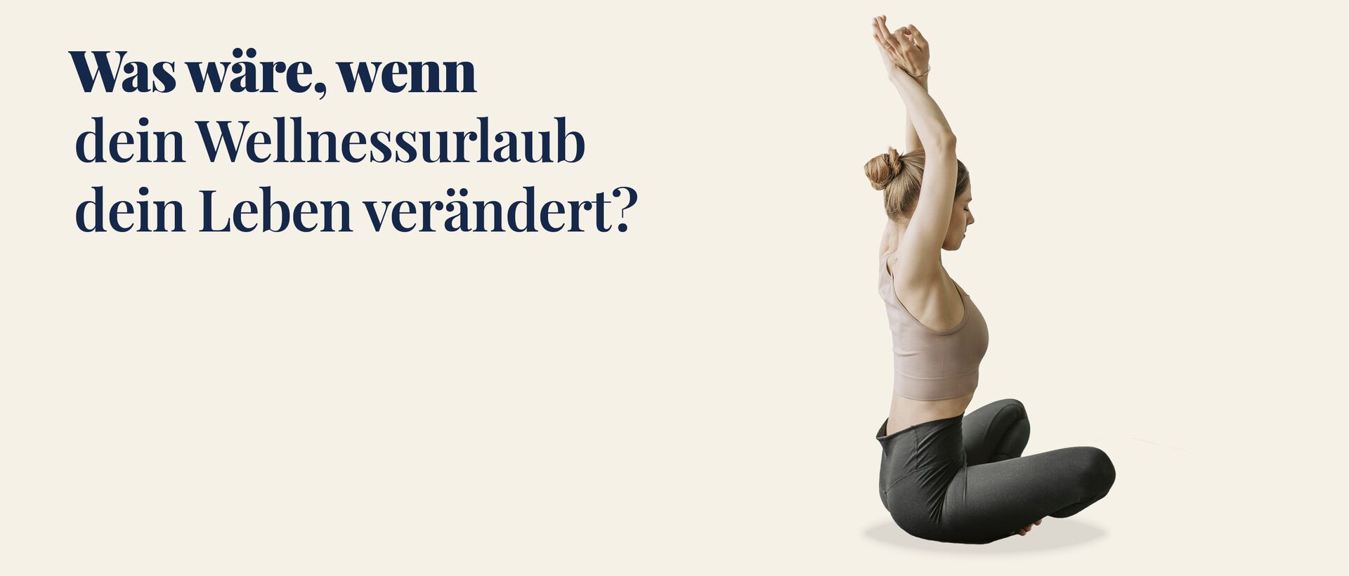 Werbegrafik mit dem Text „Was wäre, wenn dein Wellnessurlaub dein Leben verändert?“ Rechts daneben sitzt eine Frau im Schneidersitz und streckt die Arme nach oben.