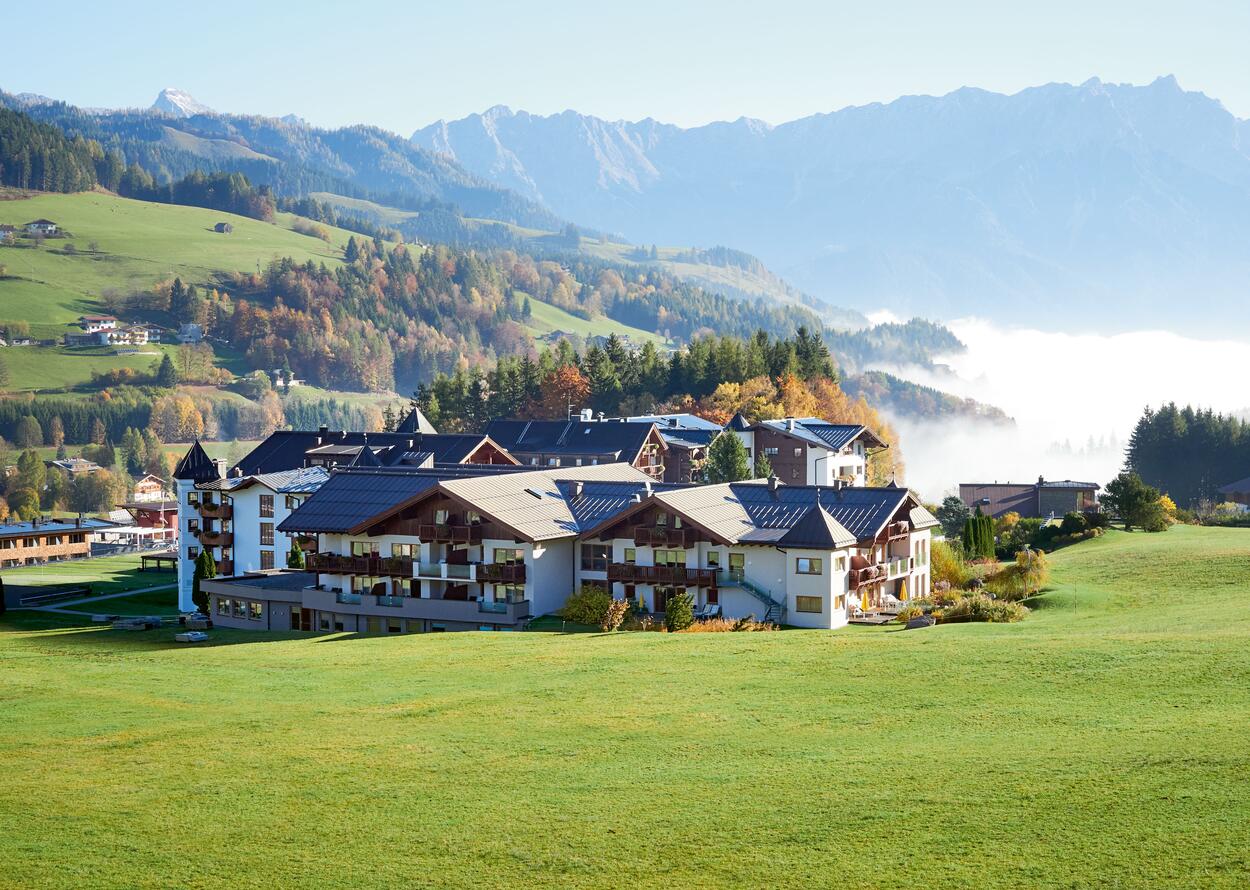 Hotelansicht im Sommer | 5 Sterne Wellnesshotel Krallerhof, Salzburg