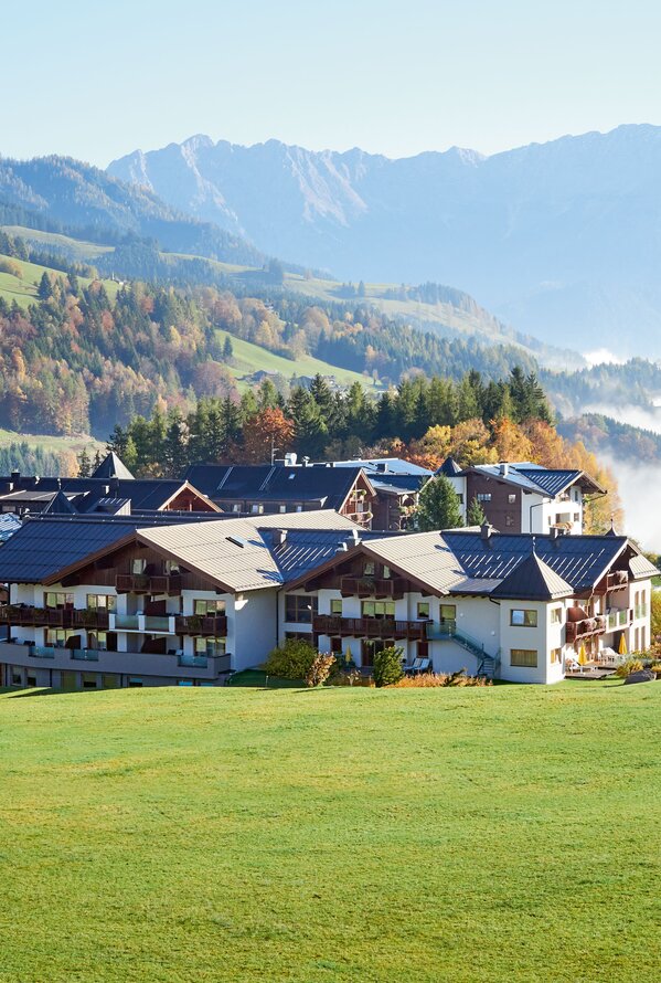 Hotelansicht im Sommer | 5 Sterne Wellnesshotel Krallerhof, Salzburg