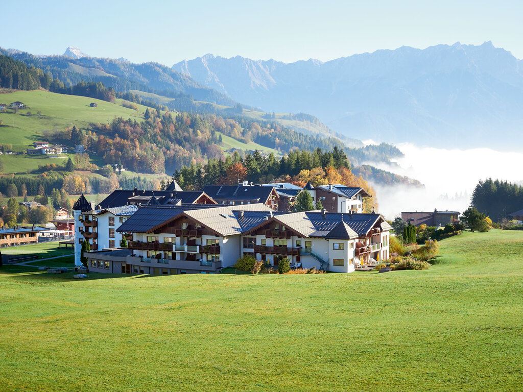 Hotelansicht im Sommer | 5 Sterne Wellnesshotel Krallerhof, Salzburg