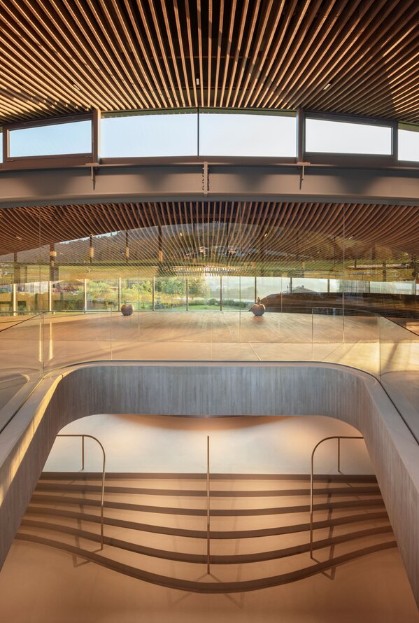 Moderne Wellness-Architektur mit stilvollem Design und offenem Raumkonzept.