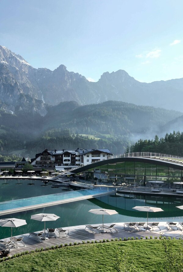 Luxuriöser Wellnessbereich mit Infinity-Pool und beeindruckendem Bergpanorama.