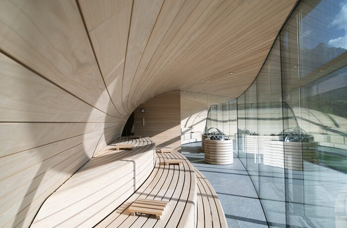 Eleganter Spa-Bereich mit modernem Holzdesign und lichtdurchfluteter Architektur.