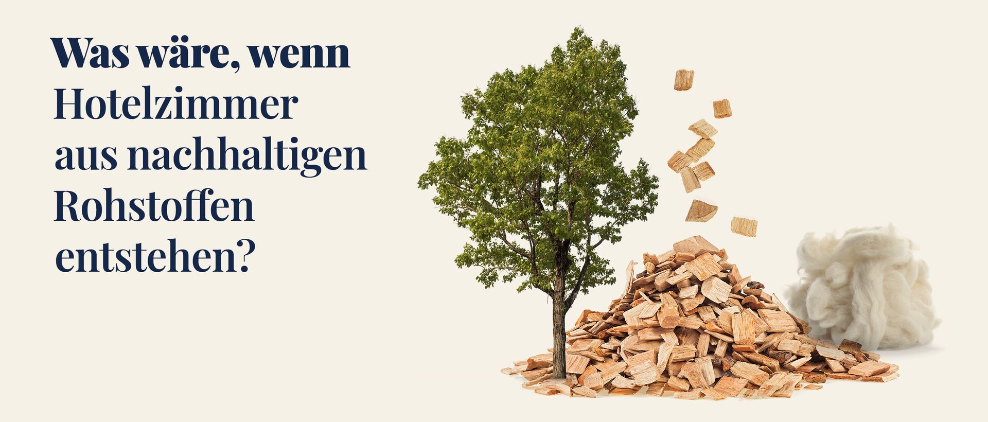 Werbegrafik mit dem Text „Was wäre, wenn Hotelzimmer aus nachhaltigen Rohstoffen entstehen?“ Rechts daneben sind ein Baum, Holzspäne und weiße Naturfasern dargestellt.
