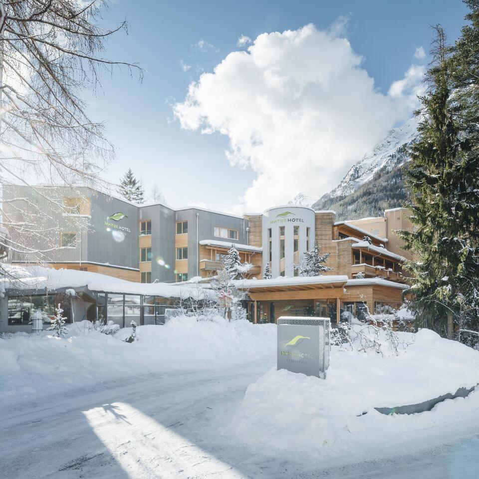 Außenansicht im Winter | Naturhotel Waldklause, Wellness im Ötztal