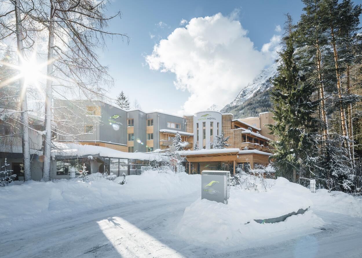 Außenansicht im Winter | Naturhotel Waldklause, Wellness im Ötztal