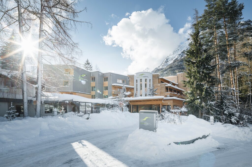 Außenansicht im Winter | Naturhotel Waldklause, Wellness im Ötztal