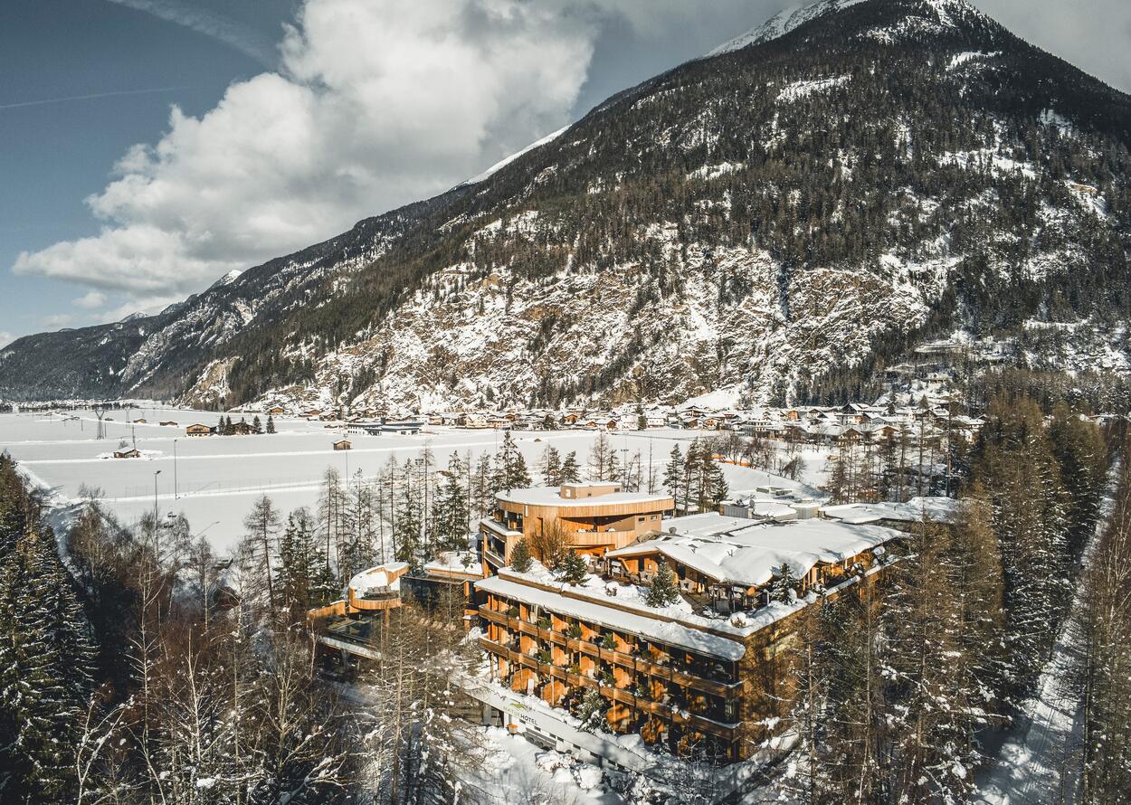 Hotel in Winterlandschaft | Natur- & Wellnesshotel Waldklause, Tirol