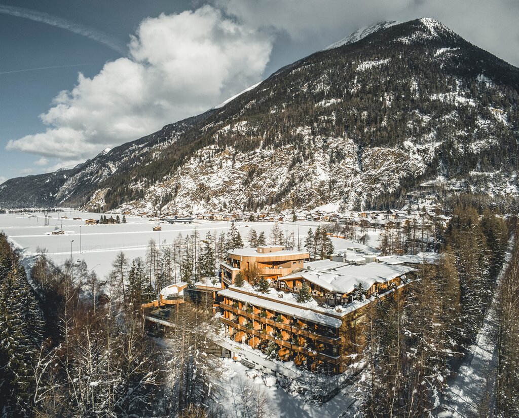 Hotel in Winterlandschaft | Natur- & Wellnesshotel Waldklause, Tirol