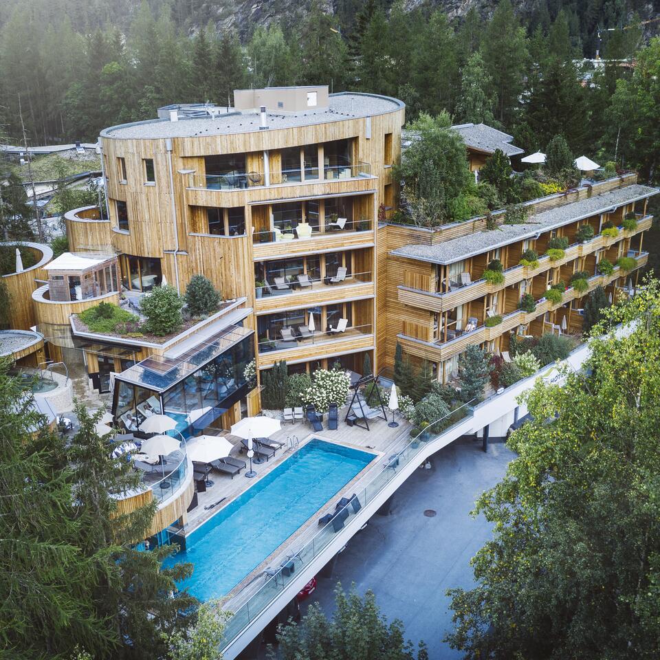 Hotelaußenansicht im Sommer | Naturhotel Waldklause, Wellnesshotel im Ötztal