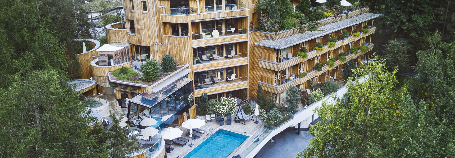 Hotelaußenansicht im Sommer | Naturhotel Waldklause, Wellnesshotel im Ötztal