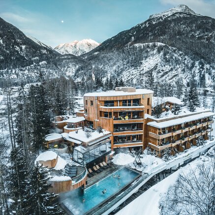 Hotel Waldklause im Winter mit Pool, Bergen und Schnee
