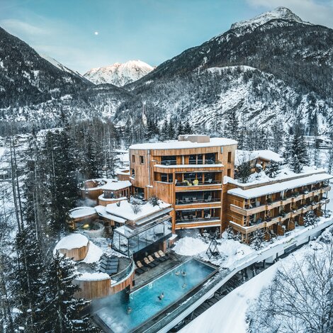 Hotel Waldklause im Winter mit Pool, Bergen und Schnee