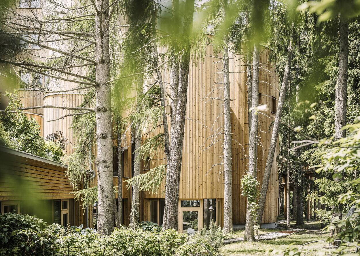 Naturhotel Waldklause mit moderner Holzarchitektur in ruhiger Waldlage