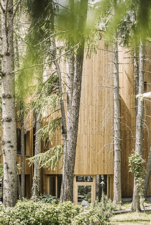 Naturhotel Waldklause mit moderner Holzarchitektur in ruhiger Waldlage