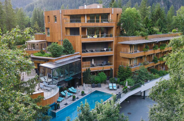 Hotelanlage im Sommer | Naturhotel Waldklause, Wellness in Österreich