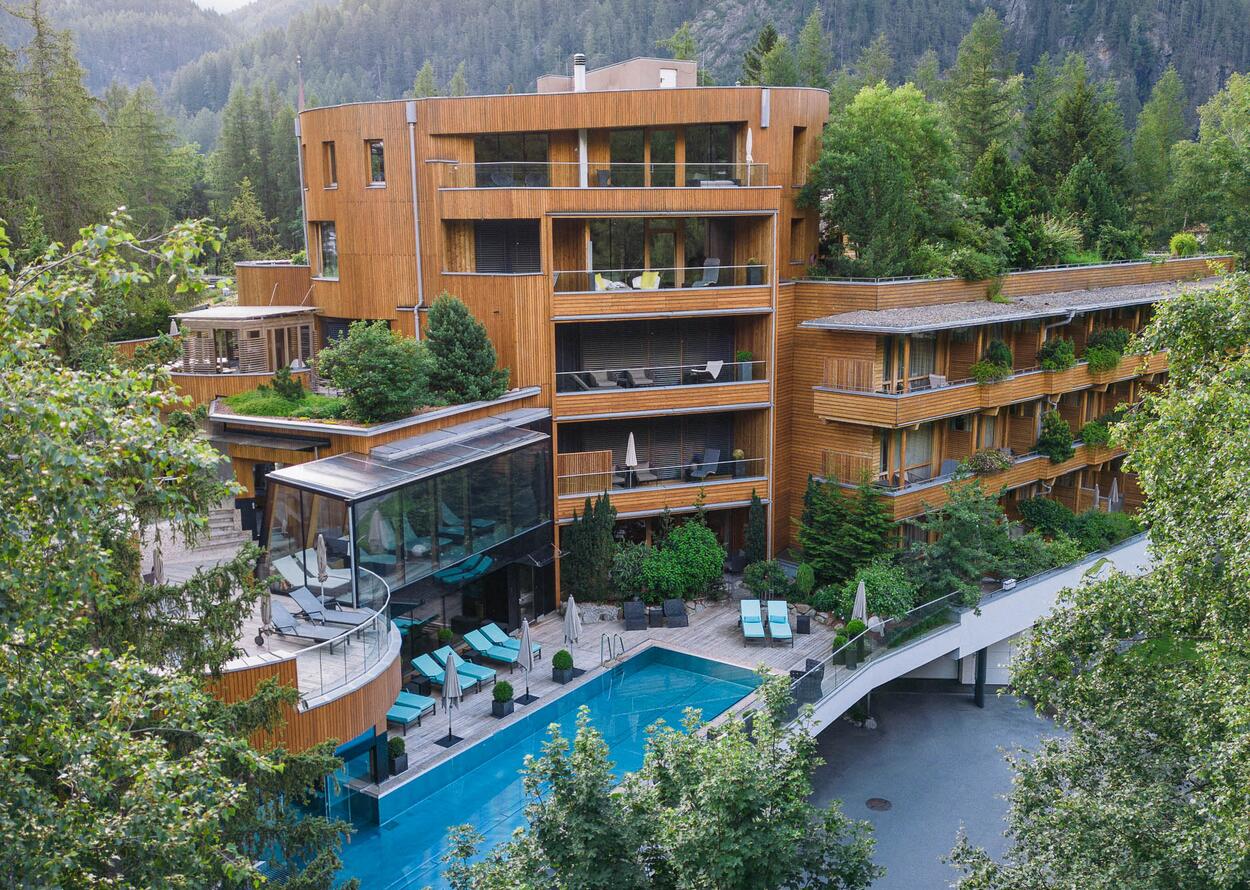 Hotelanlage im Sommer | Naturhotel Waldklause, Wellness in Österreich