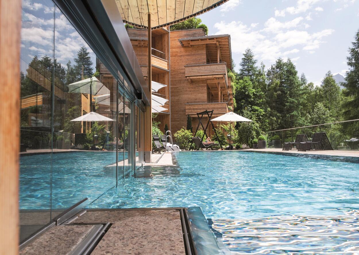 Outdoorpool mit Waldaussicht | Naturhotel Waldklause, Wellness in Österreich