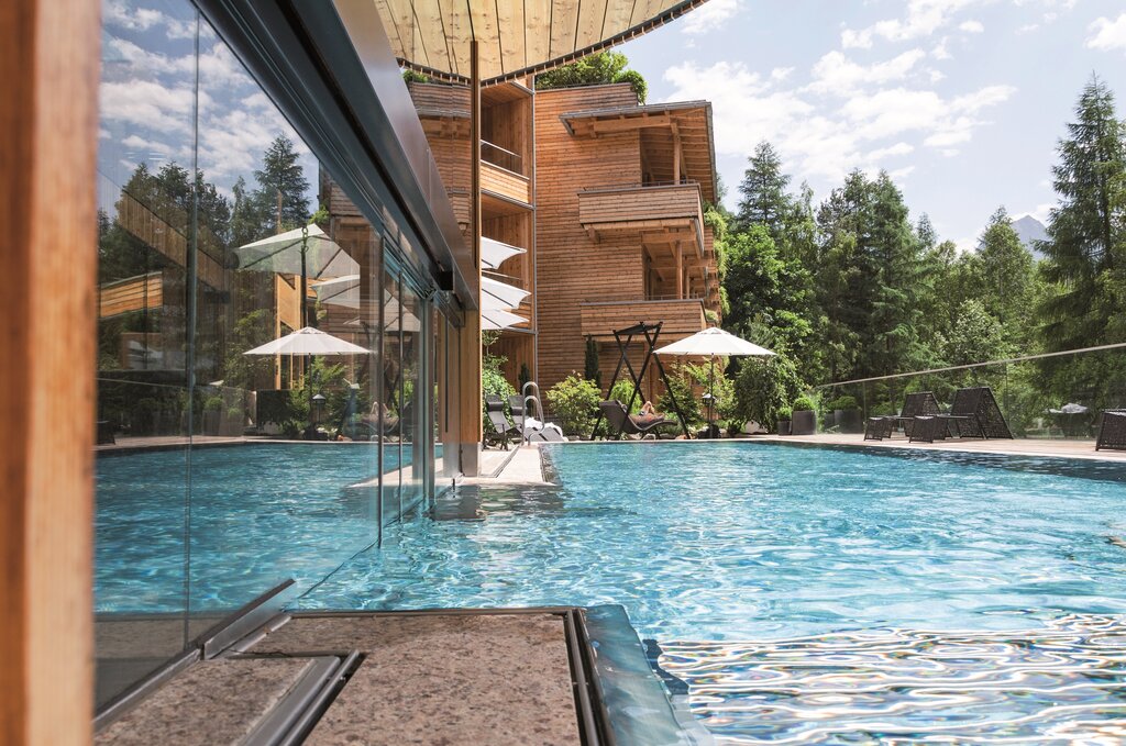 Outdoorpool mit Waldaussicht | Naturhotel Waldklause, Wellness in Österreich