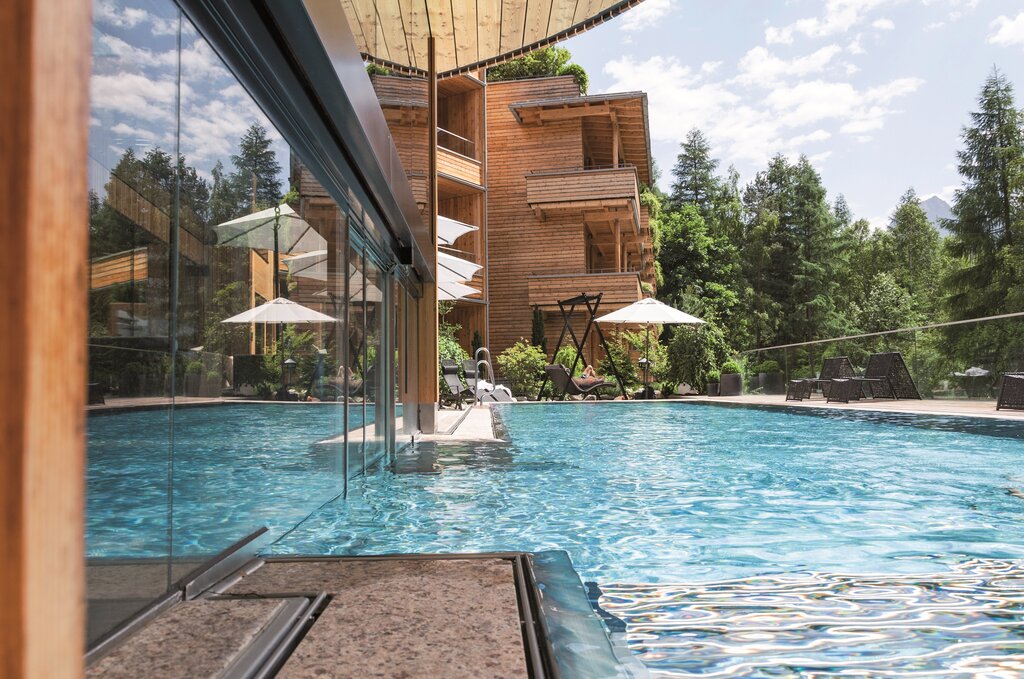 Outdoorpool mit Waldaussicht | Naturhotel Waldklause, Wellness in Österreich