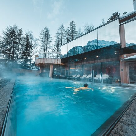 Außenpool im Wald | Naturhotel Waldklause, Wellness in Österreich