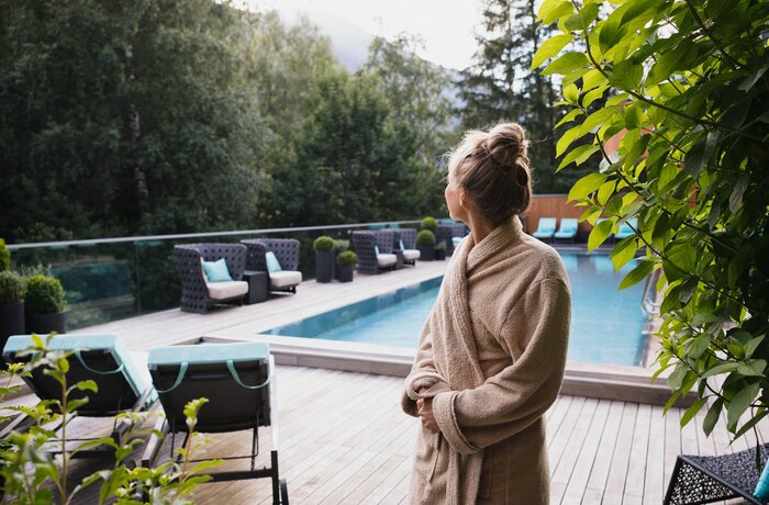 Frau im Pool | Naturhotel Waldklause, Wellnesshotel in Tirol 