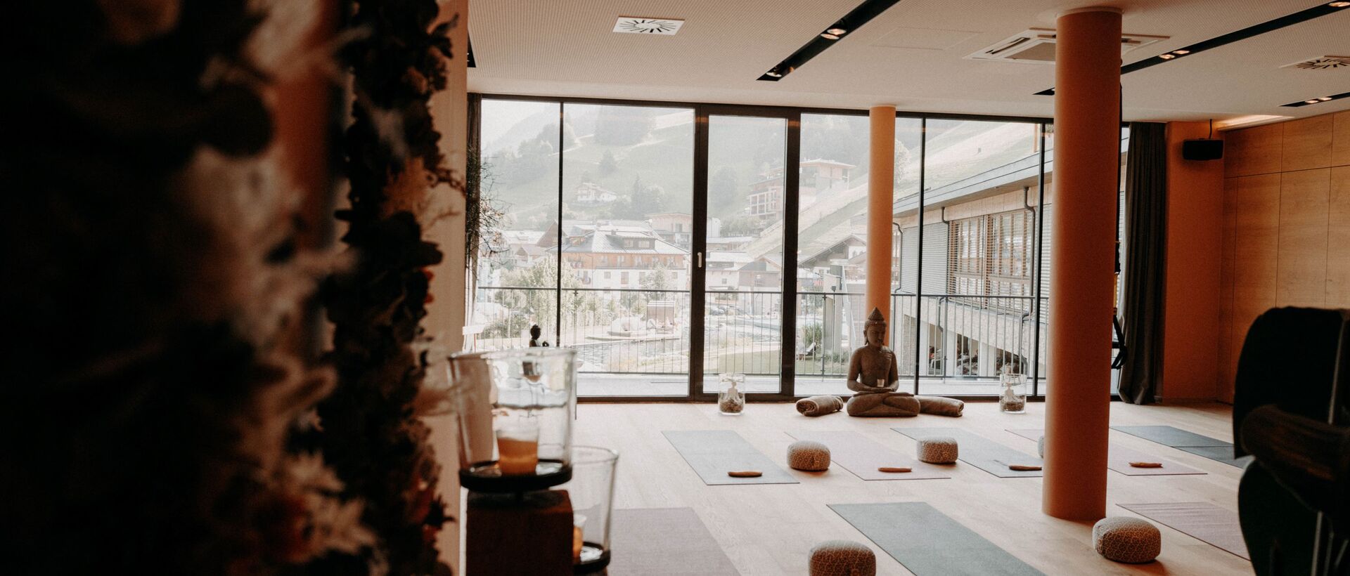 Ruhiger Yogaraum mit harmonischem Ambiente und Blick auf die Berge – ideal für Entspannung und Achtsamkeit.