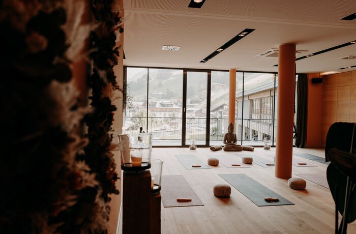 Ruhiger Yogaraum mit harmonischem Ambiente und Blick auf die Berge – ideal für Entspannung und Achtsamkeit.