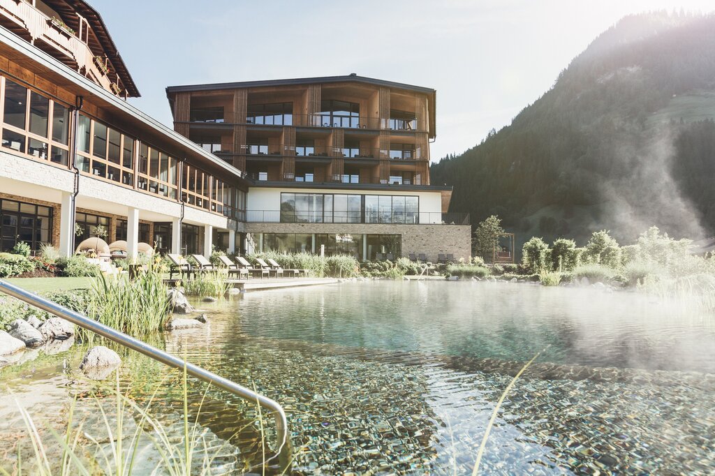 Außenansicht mit Pool | Wellnesshotel Nesslerhof, Salzburg 