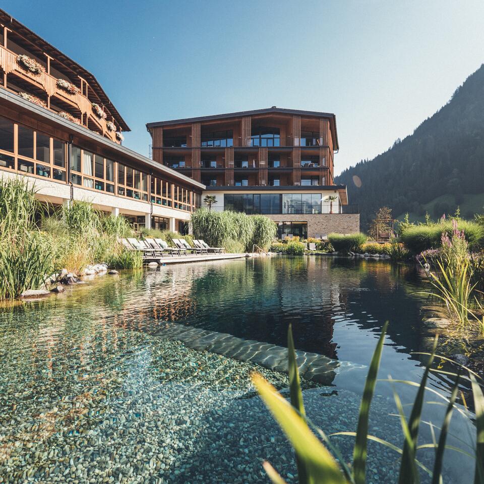 Hotelaußenansicht mit Teich Hotelaußenansicht mit Teich | Hotel Nesslerhof, Wellnesshotel Salzburg