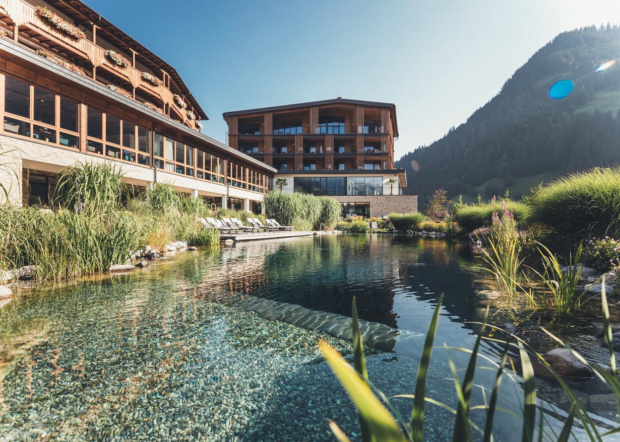 Hotelaußenansicht mit Teich | Hotel Nesslerhof, Wellnesshotel Salzburg