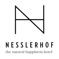 Schwarzes Nesslerhof-Logo mit Claim auf weißem Hintergrund