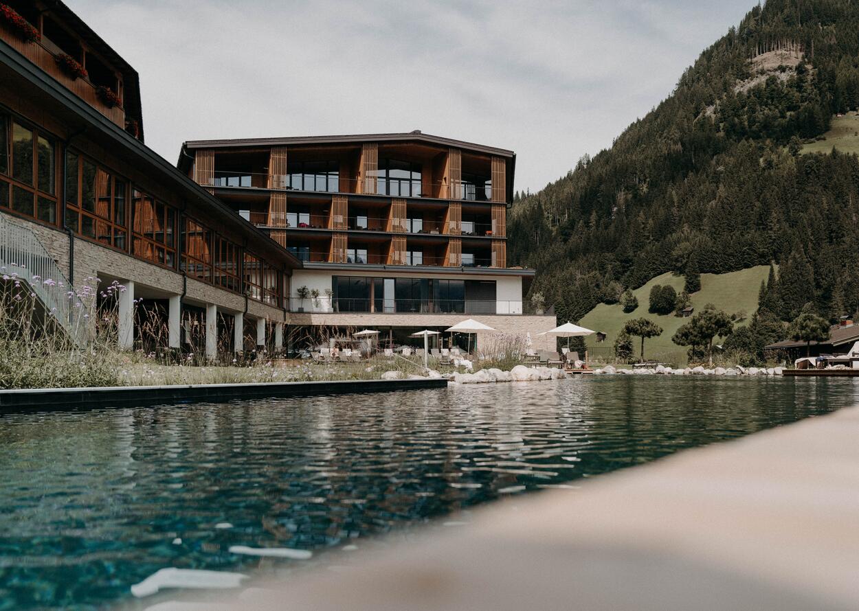 Außenansicht eines Hotels mit Pool
