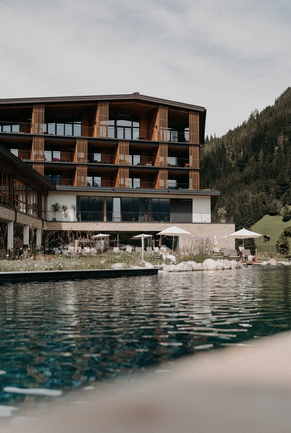 Außenansicht eines Hotels mit Pool